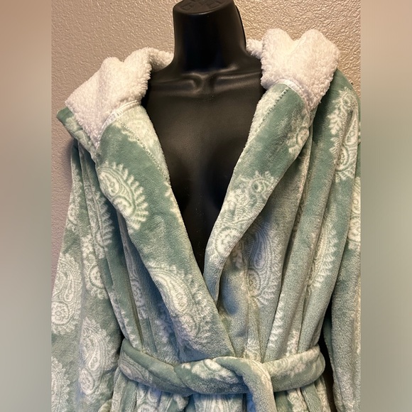 World Market Faux Sherpa Fleece Robe Hood Pockets Plush Cozy Soft Bathrobe - Picture 3 of 9